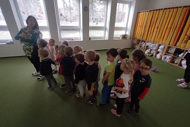 Medvídci a jejich den s dinosaury